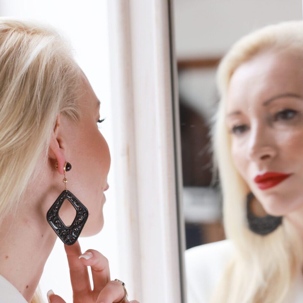 Black Jade and Garnet Earrings in Gold 18K image 1
